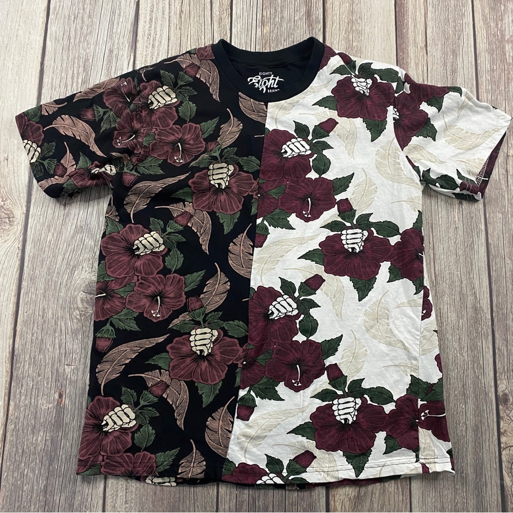 EIGHTY EIGHT Brand Graphic T-Shirt Short Sleeve Flower Skeleton Hand Slim SZ M.